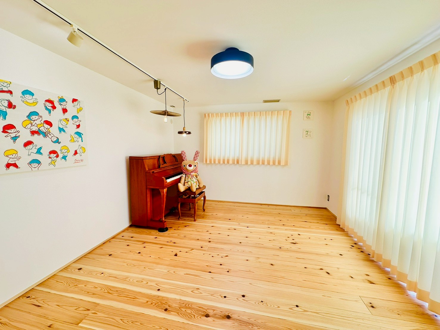 子供が音楽を楽しんでいる様子